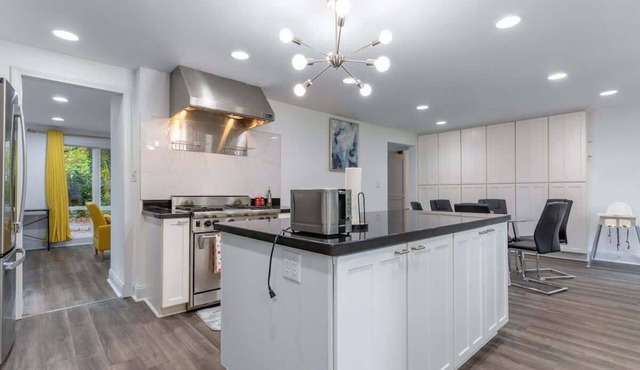 Pet-Friendly 4BR Home, Huge Yard, Sleeps 12