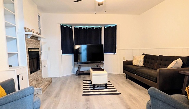 Pet-Friendly 4BR + Office, Fenced Yard, Garage+, Near Murphys
