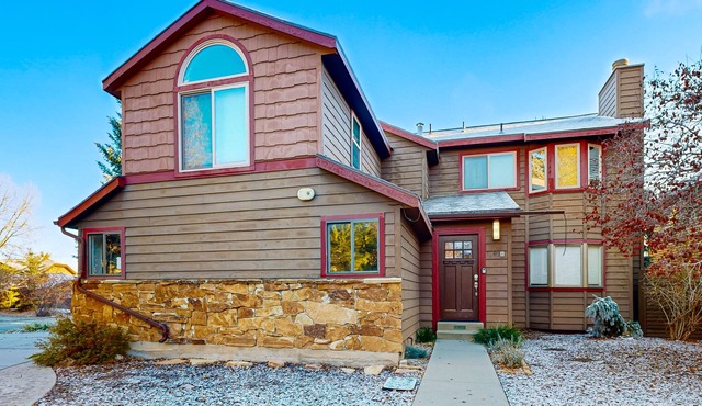 Pet-friendly duplex w/mountain views, shared firepit and deck