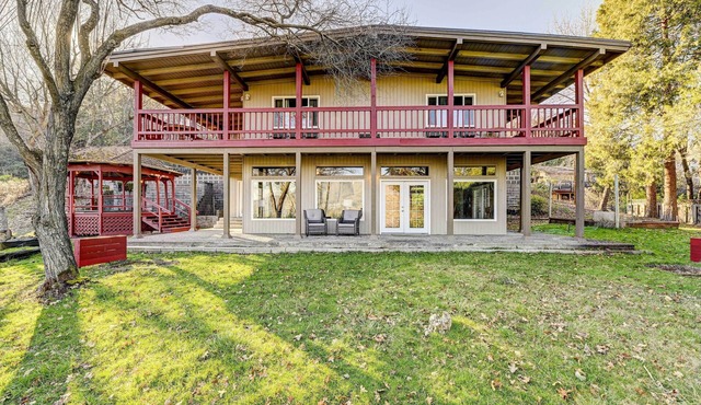 Pet-Friendly Grants Pass Home w/Hot Tub!