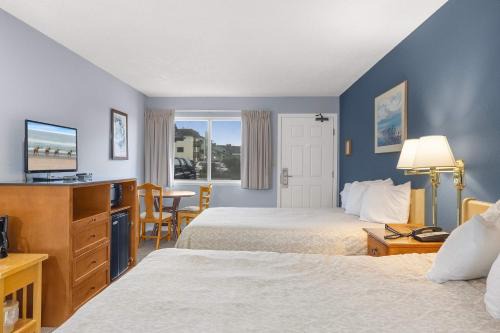 Pet Friendly Oceanfront Condo - Two Queen Beds - Pool and Hot Tub