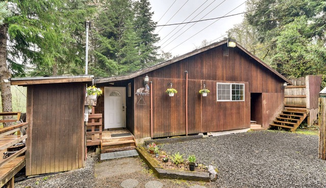 Pet-Friendly Sandy Cabin w/ Spacious Fire Pit!