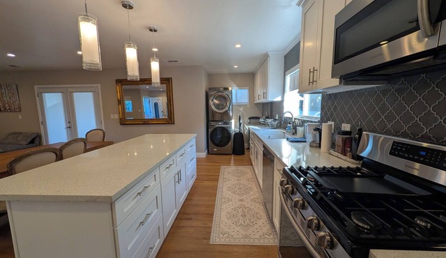 Phenomenal modern 3-bedroom 2-bathroom house with AC & Pool in Encino Village.