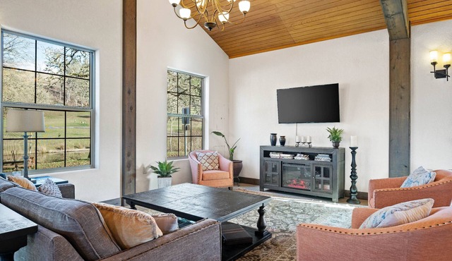 Picturesque Lakeside Setting, Patio Seating w Fire-Pit, Surrounded by Vineyards, On Solena Estate