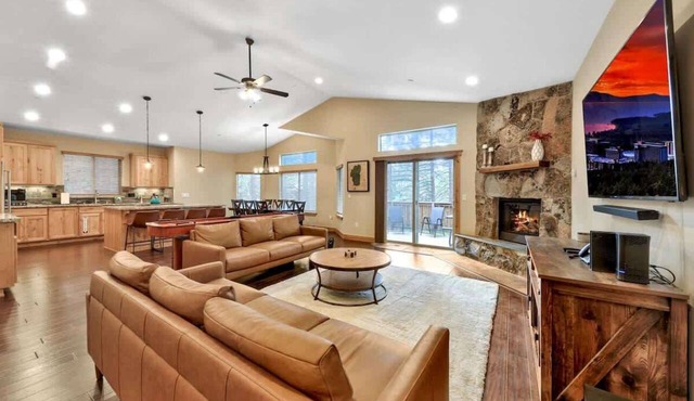 Pine Valley Lodge: Air Conditioning, 8 Beds, Games, BBQ, Patio Furniture
