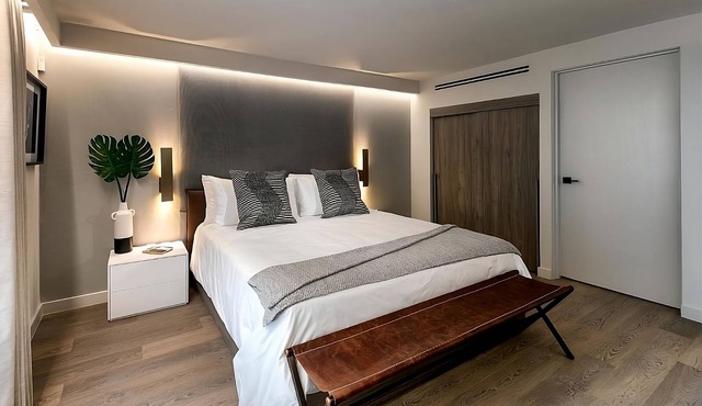 Pines Signature King Room at La Jolla Cove Hotel