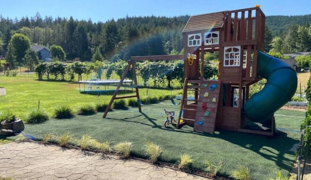 PNW Countryside Estate with Playground and Pickleball court