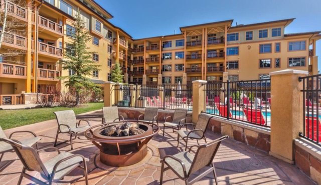 Pool, two balconies, walk to golf, free concerts outside, beautiful home for the summer C216