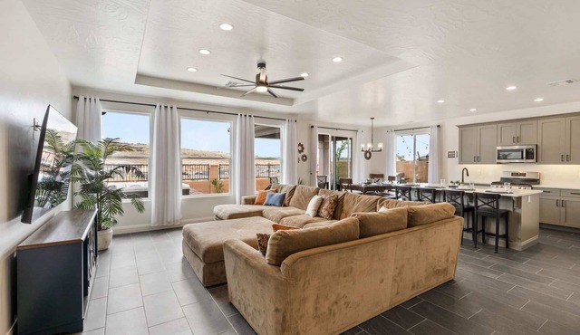 Pool View on the Bend: Sleeps 20, Dog-Friendly, Hot Tubs