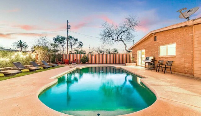 Poolside Chic: Large Group Getaway! Wow
