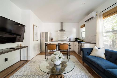 Posh Local 2BR - Boutiques & Eateries