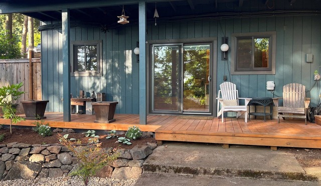 Private Apartment with Spa Bathroom - heated floors, jetted tub, wifi, kitchen