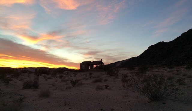 Private charming cabin near joshua tree national park. Views , privacy, nature