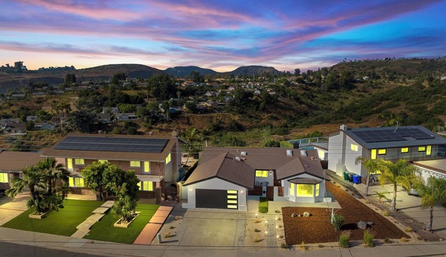 Private Hilltop Stay; Sunset Views + Stylish Comfort
