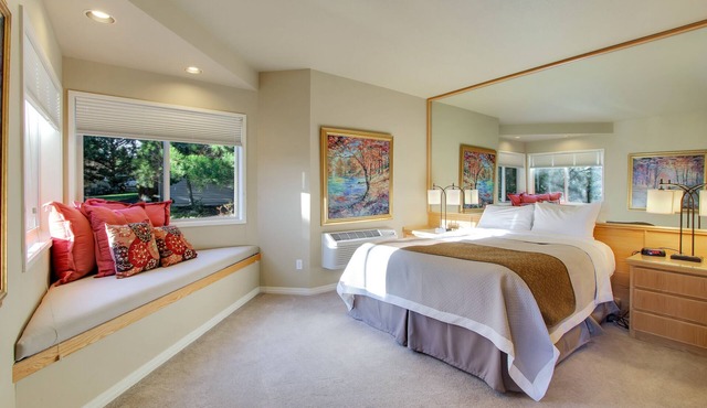 Private Mt. Bachelor Village suite in Bend with access to resort hot tubs/pool