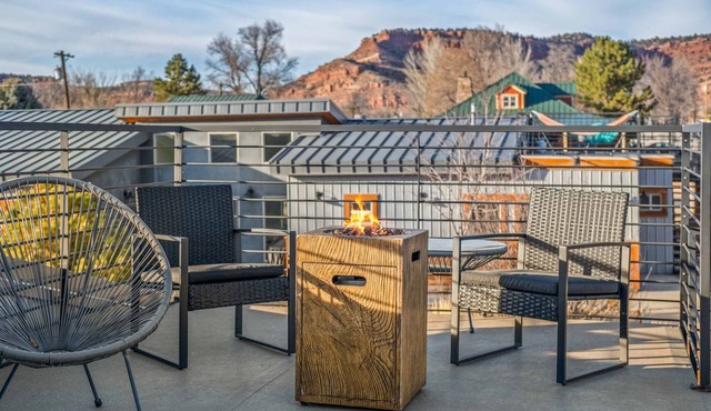 Private Resort near Zion National Park, Grand Canyon North Rim & Antelope Canyon with Pool, Hot Tub & Stargazing from a Roof-top deck.