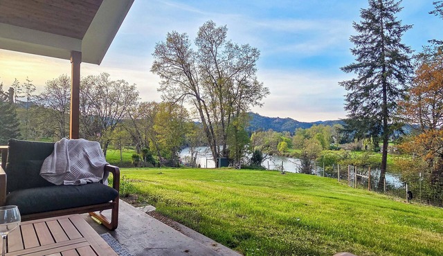 Private Umpqua River Retreat w/2 King Suites & Patio