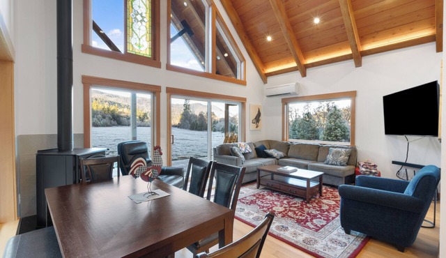 Quail Run Mountain View Cottage! Modern Applegate Retreat | River + BLM Access