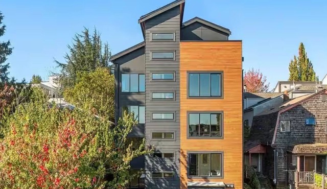 Quaint Town Home with A/C, shared outdoor space