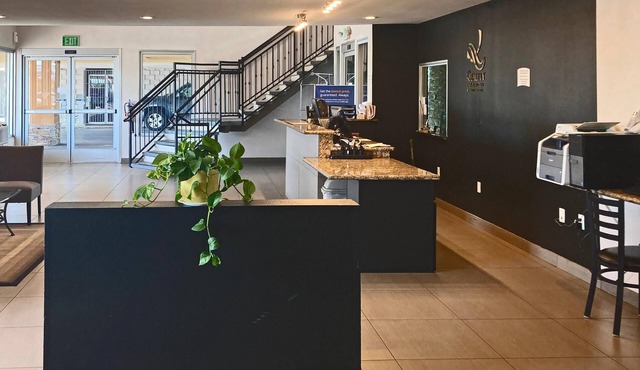 Quality Inn & Suites near Downtown Bakersfield
