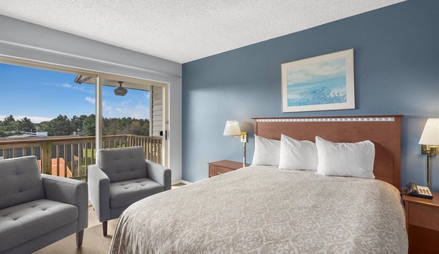 Queen Bed Studio with Kitchenette - Pool and Hot Tub!