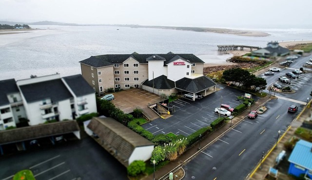 Queen Room Accessible - Bay view (Pet Friendly)