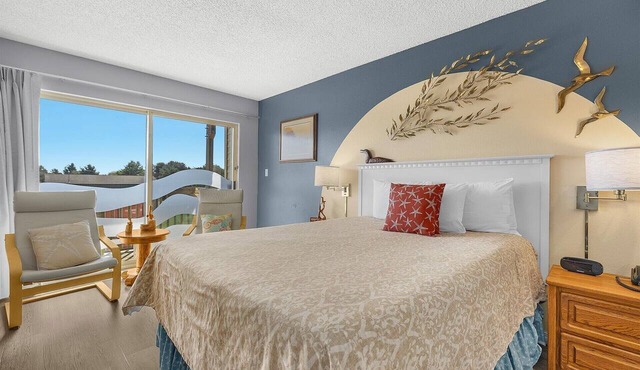 Queen Studio with Kitchenette - Pool and Hot Tub!
