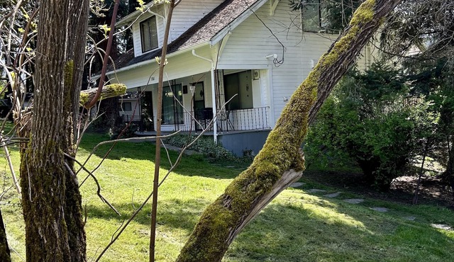 Quiet country farmhouse, the scenery says it all - near Beaver PGE Power Plant.