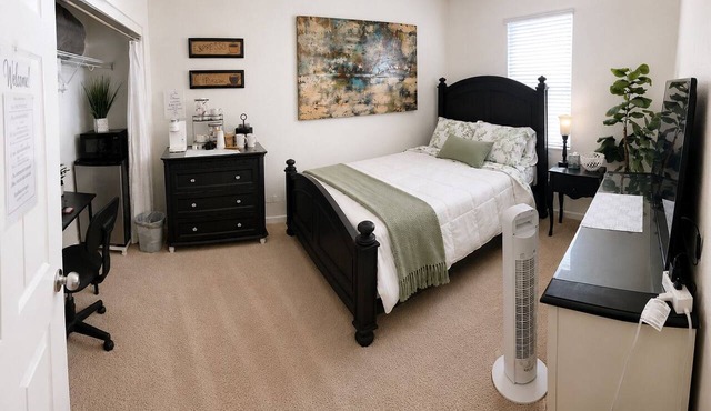 Quiet Cozy Queen Suite with Private Bathroom!