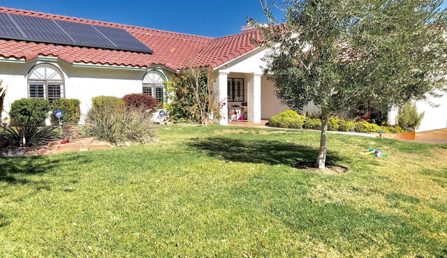 Quiet Stunning 2BR/2BA Las Vegas Retreat, Salt Pool, Lush Yard, Luxury Furnished