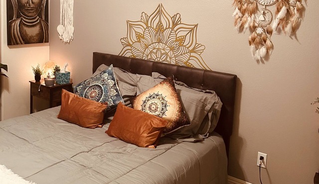 Quiet zen den bedroom / bathroom in safe neighborhood