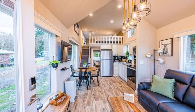 Rainforest Tiny Home Retreat: Rustic Modern