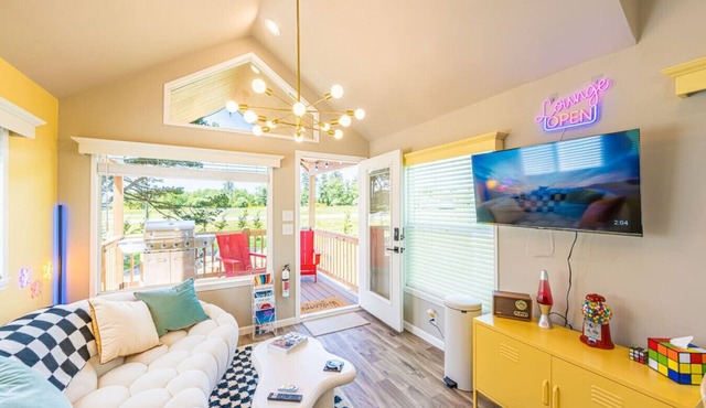 Rainforest Tiny Home Retreat: Retro