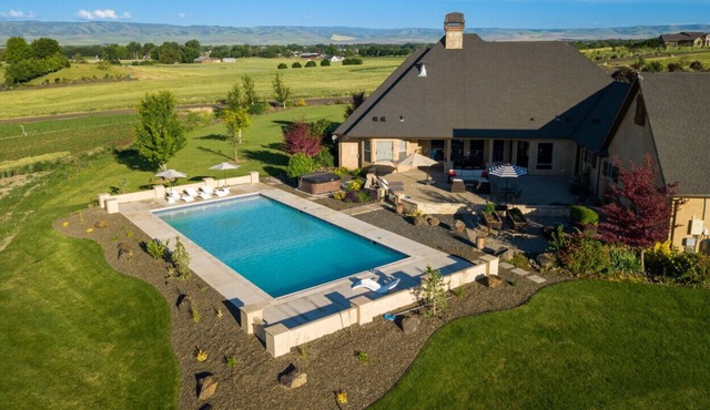 Red Hawk Estate · New Estate with Pool, Hot Tub, 2000 SF Indoor Gym