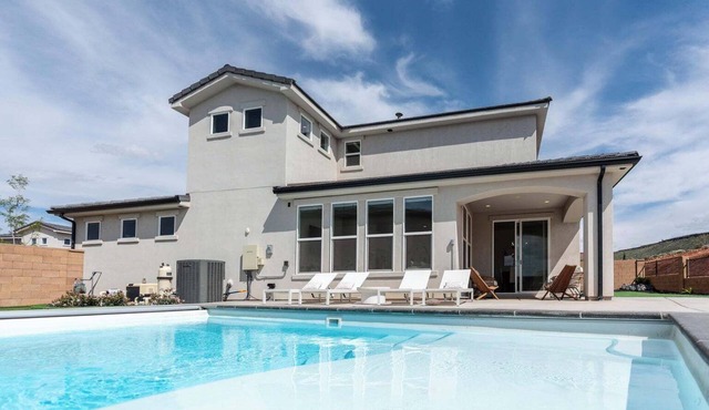 Red Rock Haven - NEW Private Pool, putting green, & more. Perfect family retreat