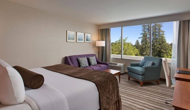 Relaxing Getaway Awaits! 2 Comfortable Units, Pool, Parking and Shuttle