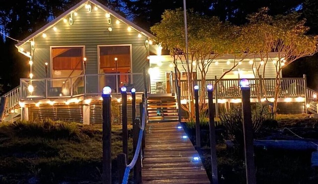Relaxing Getaway Lake Cabin with Pristine Views