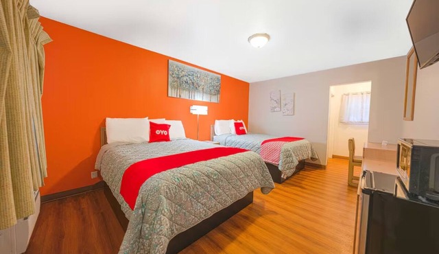 Relaxing Retro Room w/Free Parking Near Riverbend Park - 1 mile away