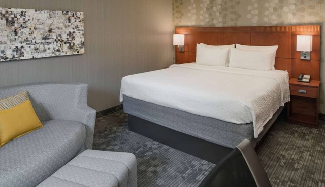 Relaxing Stay Close to Seattle Aquarium! Indoor Pool, Pet-friendly Property!