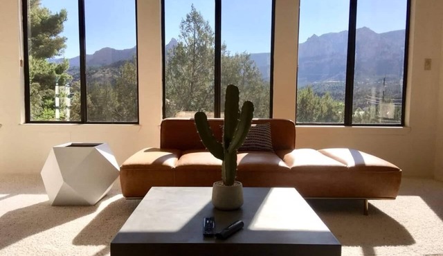 Remodeled,2blocksWalkingDist From Main downtown/Activities/HotTub/BRAND NEW POOL