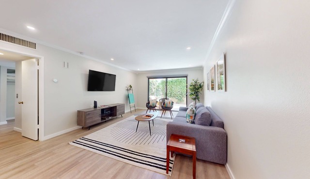 Remodeled ground-floor condo with pools, hot tub, tennis, & patio - dog-friendly