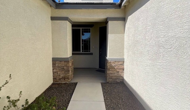 River Close, Newer Home! Great Neighborhood Minutes from Laughlin! Close to all!