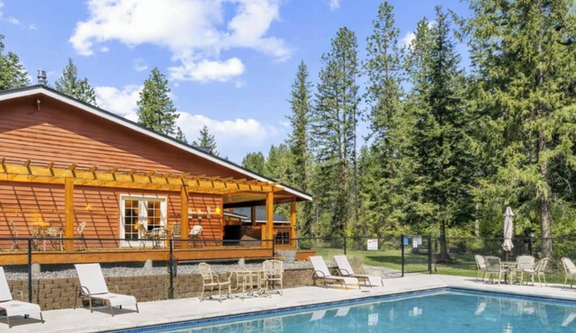 River Road Lodge-Sleeps 16, Hot tub, 2 Fireplaces, Pool Table
