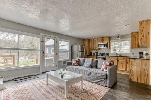 Riverbend Retreat 3 - Riverfront, Hot Tub, BBQ Pet Friendly