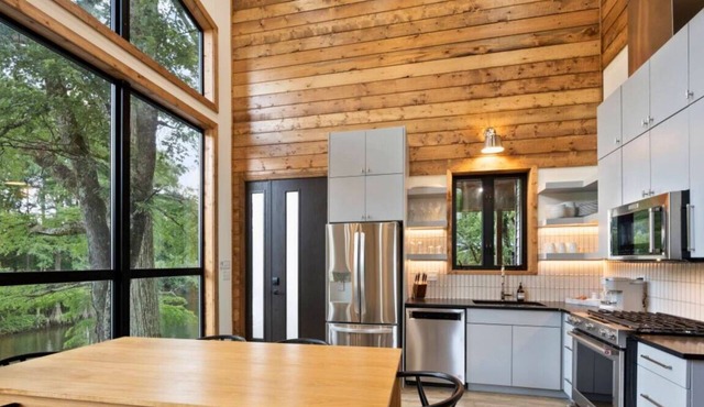 Riverfront Eagletown Retreat for Families, Groups