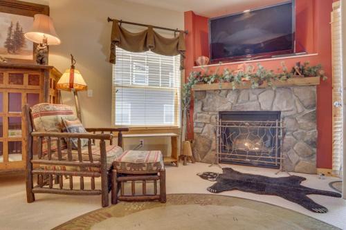 Riverfront mountain townhouse with pool & hot tub patio & easy ski access