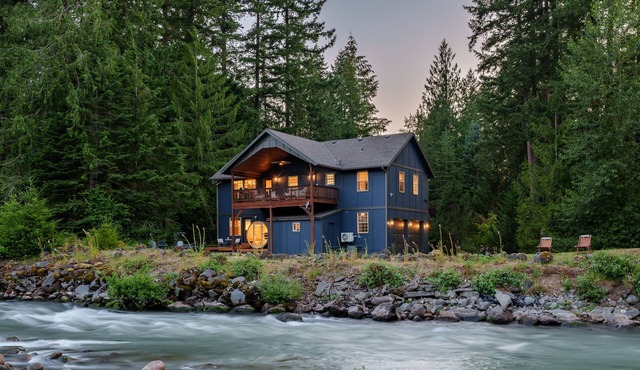 Riverfront Retreat - Sauna, HotTub, Game Rm, Pets
