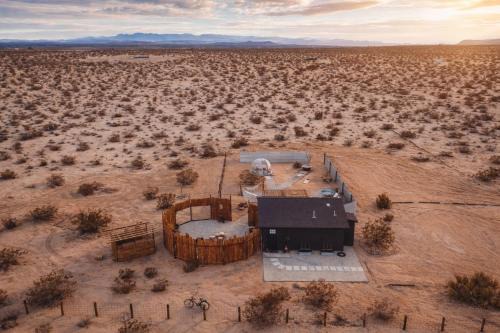 Romantic Desert Retreat - Stargazing Dome, Hot Tub, Fire Pit, Hammocks, Cowboy Pool