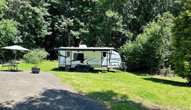 Romantic Peaceful Country RV Escape - King Bed, Firepit, Private, Outdoor Living
