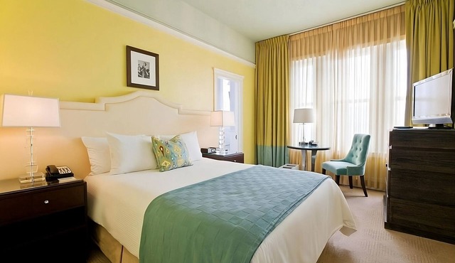 Romantic Vintage Style Retreat | 0.5 mi to Portland Art Museum | Pet Friendly